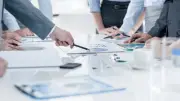 Sinais de crise empresarial antes do colapso público