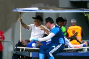 Sinisterra chora ao sentir nova lesão na coxa direita pelo Cruzeiro