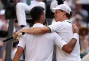Sinner domina Djokovic e vai à final de Wimbledon contra Zverev