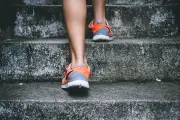 Snacks de exercícios: subir escadas 3 min por dia melhora saúde
