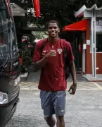 São Paulo aposta em jovens da base e busca zagueiro no mercado