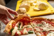 São Paulo ganha novas pizzarias e estilos como fugazzeta e Detroit