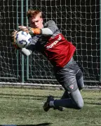São Paulo negocia saída de goleiro Young para Portimonense