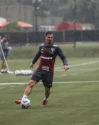 São Paulo oficializa Rafinha e tem dilema com Cédric até 2027