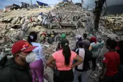 Sobrevivência com sucata: moradores de Tucacas após terremotos
