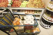 Supermercados têm pior desempenho em 2 anos e seguram varejo, diz IBGE
