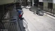 Suspeito de roubos na Zona Sul do RJ bate moto em viatura e é preso