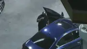 Suspeito faz pit stop para abastecer carro roubado durante perseguição nos EUA