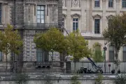 Suspeitos de roubo ao Louvre receberiam até 25 mil euros