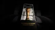 Taça da Copa e uniformes expostos no palco da final Argentina x Espanha