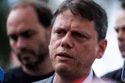 Tarcísio defende urnas e critica Flávio Bolsonaro em SP