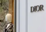 Taylor Swift usa Dior no casamento e desafia Chanel na alta costura