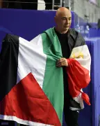Técnico do Egito ergue bandeira palestina e dedica vaga histórica