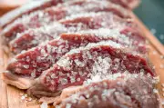 Temperar carne antes ou depois? Especialistas revelam a técnica ideal