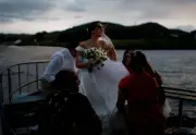 Tempestade adia casamento em praia no TO, mas noiva mantém calma e celebra no dia seguinte