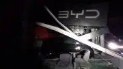 Temporal em Osório derruba estrutura de concessionária BYD e atinge carros elétricos