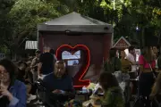 Tenda do amor na Junina da Glória vira esperança para solteiros no Rio
