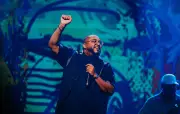 Tiee lança 'Uma Década' com 31 músicas e celebra 10 anos de carreira