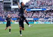 Tillman iguala feito de 1982 com dois gols de falta na Copa