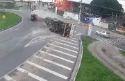 Tombamento de carreta com vigas de concreto interdita trânsito em Maceió
