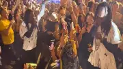 Toni Garrido desce do palco e canta com fãs em show íntimo em Bauru