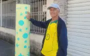Torcedor de 96 anos decora ruas há mais de 10 Copas em Juiz de Fora