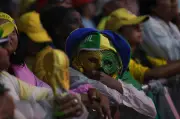 Torcida lamenta eliminação do Brasil para a Noruega em Copacabana