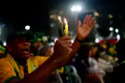 Torcida lamenta eliminação do Brasil para Noruega em Copacabana