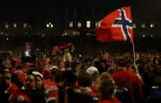 Torcida norueguesa celebra campanha histórica na Copa mesmo após derrota