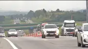 Três carros caem de carreta após batida em ponte na Rodovia Ayrton Senna