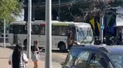 Três ônibus são usados como barricadas na Zona Sudoeste do Rio