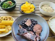 Três restaurantes em SP entregam feijoada completa por delivery