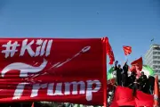 Trump ameaça Irã com milhares de mísseis após funeral de Khamenei