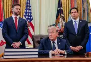 Trump anuncia bloqueio naval e pedágio no Estreito de Ormuz; Irã reage com ataques