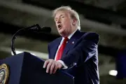 Trump cita conversas ‘positivas’ com Irã e reitera ameaças