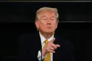 Trump demite comissários eleitorais democratas antes das eleições legislativas dos EUA