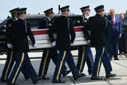 Trump em cerimônia de repatriação de militares mortos na guerra do Irã