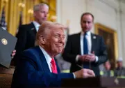 Trump impõe tarifas de 25% ao Brasil e ameaça 100% sobre genéricos