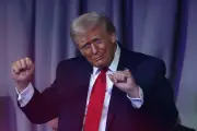 Trump passa em exames físicos e cognitivos e se vangloria nas redes
