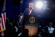 Trump provoca Irã em funeral de Khamenei; guerra segue sem acordo