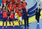 Trump tenta se infiltrar em foto da Espanha e é alvo de vaias na Copa