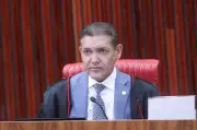 TSE investiga suposto esquema de perfis falsos contra Flávio Bolsonaro