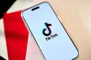 UE acusa TikTok de violar regras de segurança para menores