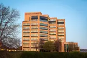 UnitedHealth supera expectativas e eleva projeção de lucro em 2026