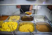 Vale-refeição cobre apenas nove dias úteis e brasileiro paga 101% a mais