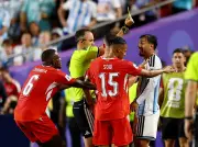 VAR anula amarelo de Paredes e expulsa Embolo por simulação