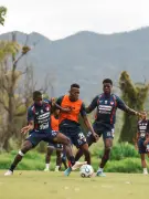 Vasco enfrenta Independiente Medellín sem torcida e com novos escudo e elenco