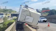 Vazamento de óleo de caminhão interdita pista da Raposo Tavares em Sorocaba