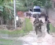 Vídeo flagra bandidos do CV armados com fuzis em tentativa de invasão na Zona Oeste do Rio