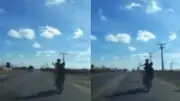 Vídeo flagra criança de 3 anos em pé em moto no Piauí; prática é proibida